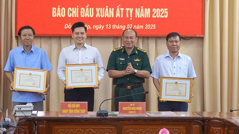 Dịp này, Bộ Chỉ huy Bộ đội Biên phòng tỉnh Đồng Tháp trao giấy khen tặng 3 phóng viên cơ quan báo chí trong tỉnh Đồng Tháp có nhiều thành tích trong công tác thông tin, tuyên truyền.