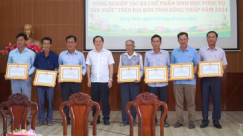 Trao Bằng khen của Hội Nông dân tỉnh tặng 2 tập thể và 5 cá nhân có thành tích xuất sắc trong thực hiện mô hình. (Ảnh: HỮU NGHĨA) Trao Bằng khen của Hội Nông dân tỉnh tặng 2 tập thể và 5 cá nhân có thành tích xuất sắc trong thực hiện mô hình. (Ảnh: HỮU NGHĨA)