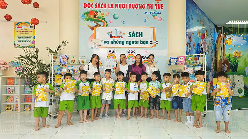Phó Giám Thư viện tỉnh Đồng Tháp Dương Thị Kim Dung (thứ 2 từ phải qua) trao quà hoạt động tô màu tranh vẽ cho các bé Trường mầm non Sao Mai. Phó Giám Thư viện tỉnh Đồng Tháp Dương Thị Kim Dung (thứ 2 từ phải qua) trao quà hoạt động tô màu tranh vẽ cho các bé Trường mầm non Sao Mai.