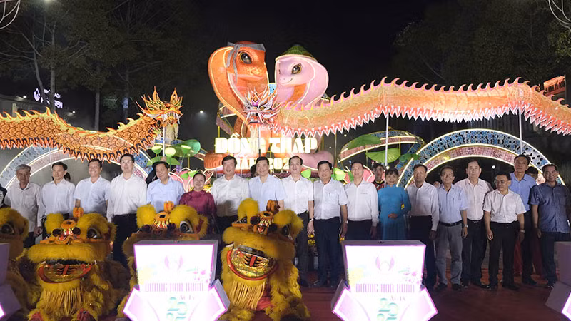 Đại biểu thực hiện nghi thức khai mạc Đường hoa Xuân Ất Tỵ năm 2025, với chủ đề “Sen hồng bứt phá - vươn tới tương lai”.