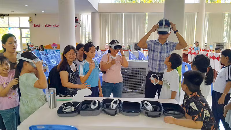 Bạn đọc thiếu nhi xem phim qua kính thực tế ảo. Bạn đọc thiếu nhi xem phim qua kính thực tế ảo.