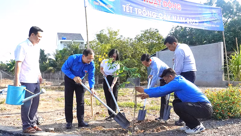 Hoạt động “Tết trồng cây năm 2025 - Đời đời nhớ ơn Bác Hồ” tại khuôn viên Tượng đài tập kết ra Bắc. (Ảnh: NHƯ ANH)