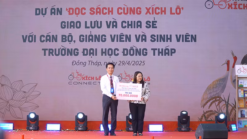 Văn phòng điều phối Dự án Đọc sách cùng Xích Lô trao tặng 100 suất học bổng cho sinh viên Trường đại học Đồng Tháp.