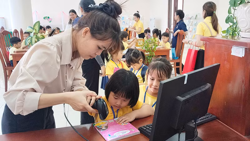Thiếu nhi mượn sách đọc tại Thư viện tỉnh Đồng Tháp. Thiếu nhi mượn sách đọc tại Thư viện tỉnh Đồng Tháp.