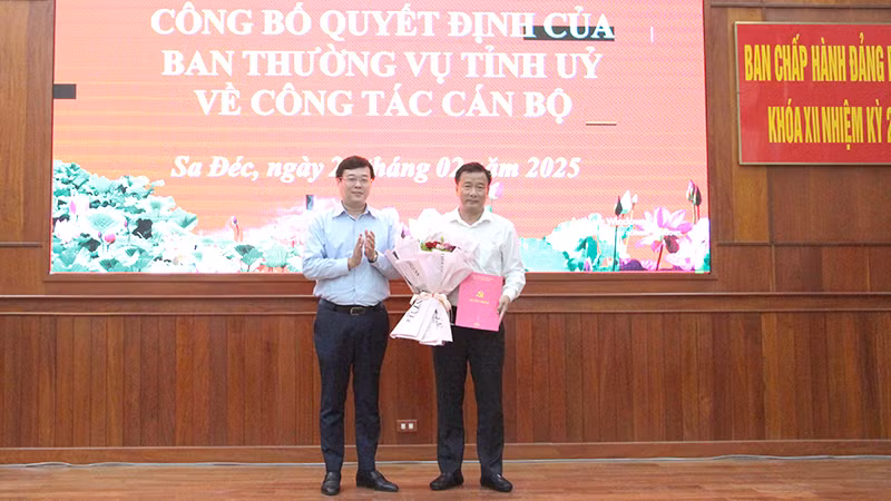 Ủy viên Trung ương Đảng, Bí thư Tỉnh ủy Đồng Tháp Lê Quốc Phong trao quyết định và tặng hoa chúc mừng ông Nguyễn Phước Thiện. (Ảnh: THANH NGHĨA)