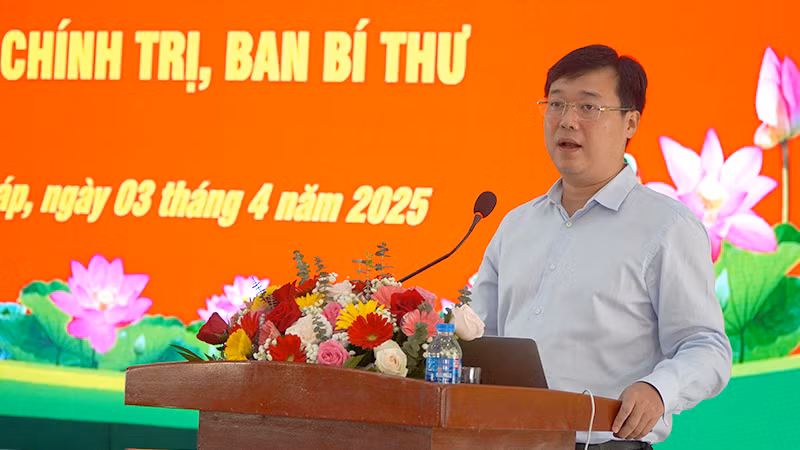 Ủy viên Trung ương Đảng, Bí thư Tỉnh ủy Đồng Tháp Lê Quốc Phong triển khai chuyên đề về sắp xếp tổ chức bộ máy. (Ảnh: HỮU NGHĨA)