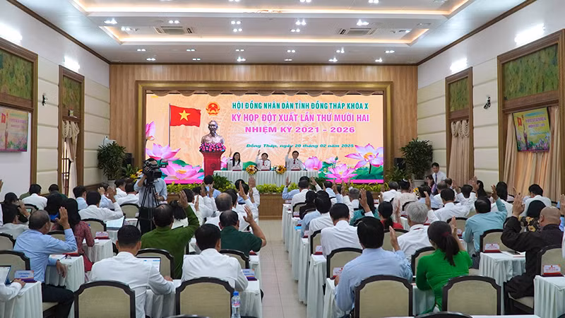 Đại biểu biểu quyết tại kỳ họp. (Ảnh: HỮU NGHĨA) Đại biểu biểu quyết tại kỳ họp. (Ảnh: HỮU NGHĨA)
