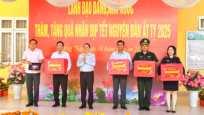 Phó Chủ tịch Quốc hội Nguyễn Đức Hải cùng đoàn công tác đã trao tặng quà Tết cho 4 tập thể. (Ảnh: HÒA BÌNH)