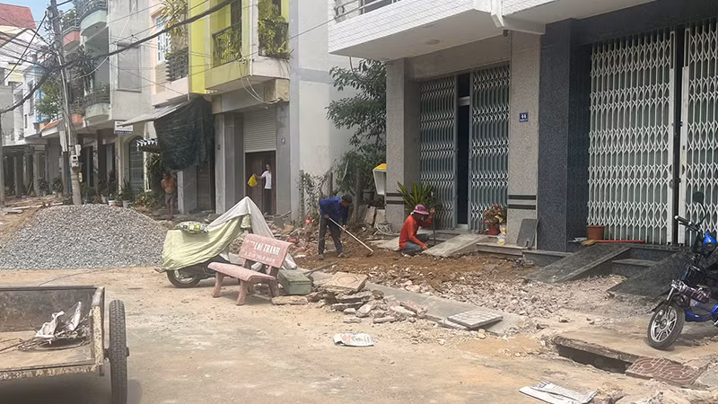 Một đoạn vỉa hè đang được hoàn thiện. (Ảnh: HỮU NGHĨA) Một đoạn vỉa hè đang được hoàn thiện. (Ảnh: HỮU NGHĨA)