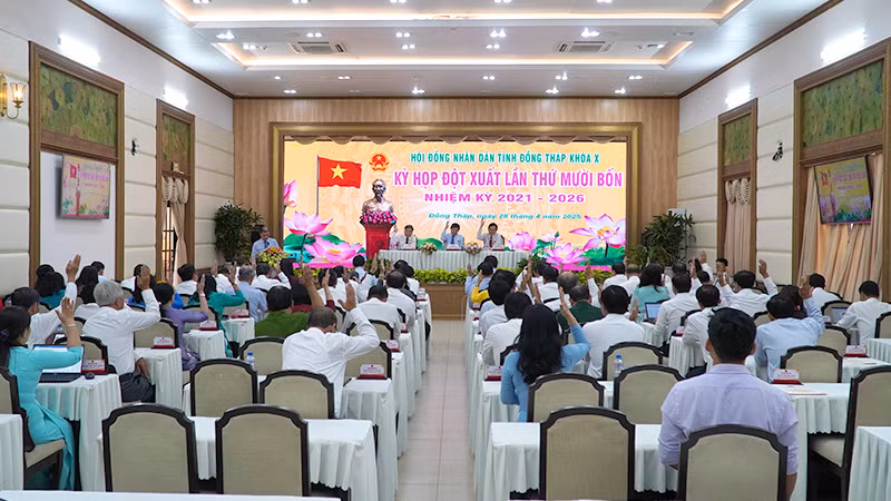 Đại biểu biểu quyết thông qua từng nghị quyết. (Ảnh: HỮU NGHĨA)