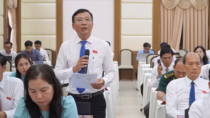 Đại biểu trình bày ý kiến tại kỳ họp. (Ảnh: HỮU NGHĨA)
