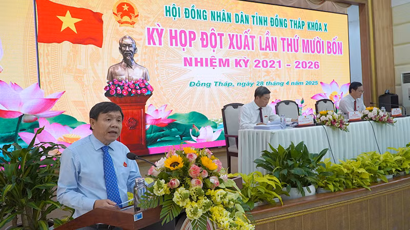 Phó Bí thư Thường trực Tỉnh ủy, Chủ tịch Hội đồng nhân dân tỉnh Đồng Tháp Phan Văn Thắng phát biểu tại kỳ họp. (Ảnh: HỮU NGHĨA)