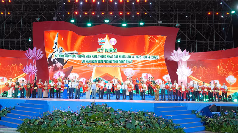Biểu dương, khen thưởng tập thể, cá nhân xuất sắc đã có những đóng góp tiêu biểu trong quá trình xây dựng, phát triển tỉnh Đồng Tháp. (Ảnh: HỮU NGHĨA) Biểu dương, khen thưởng tập thể, cá nhân xuất sắc đã có những đóng góp tiêu biểu trong quá trình xây dựng, phát triển tỉnh Đồng Tháp. (Ảnh: HỮU NGHĨA)