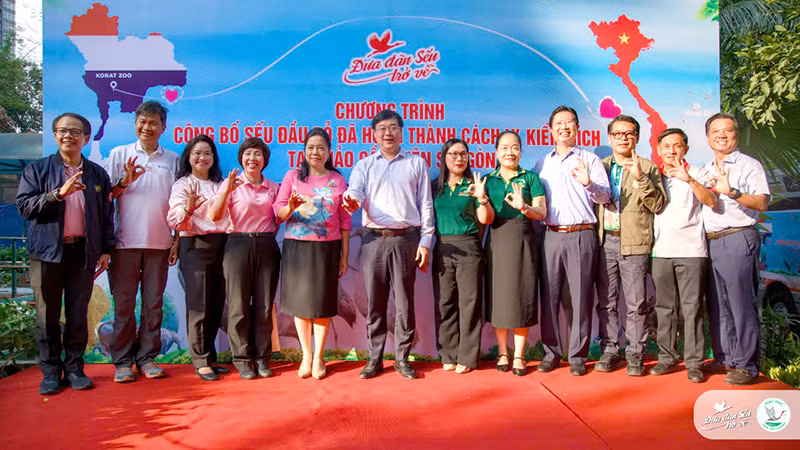 Các đại biểu tham dự lễ vui mừng “Đưa đàn Sếu trở về”. (Ảnh: Ban tổ chức cung cấp)