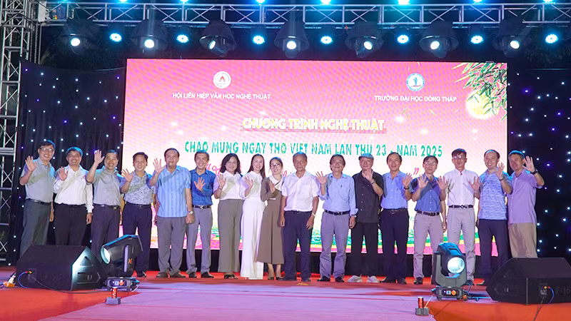 Các đại biểu, văn nghệ sĩ chụp ảnh lưu niệm. (Ảnh: HỮU NGHĨA) Các đại biểu, văn nghệ sĩ chụp ảnh lưu niệm. (Ảnh: HỮU NGHĨA)