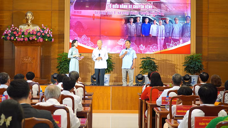 Gương điển hình học tập và làm theo tư tưởng, đạo đức, phong cách Hồ Chí Minh tham gia giao lưu trên sóng truyền hình trực tiếp. (Ảnh: HỮU NGHĨA)