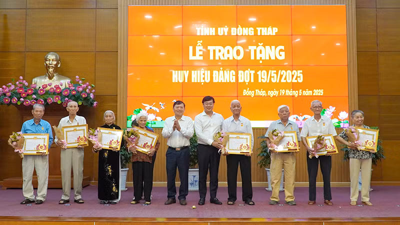 Lãnh đạo tỉnh Đồng Tháp trao Huy hiệu 60 và 65 năm tuổi Đảng cho các đảng viên. (Ảnh: HỮU NGHĨA)