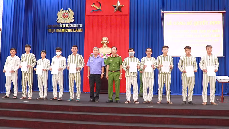 Các phạm nhân nhận quyết định tha tù trước thời hạn có điều kiện; giảm hết thời hạn chấp hành án phạt tù. (Ảnh: THÀNH SƠN)