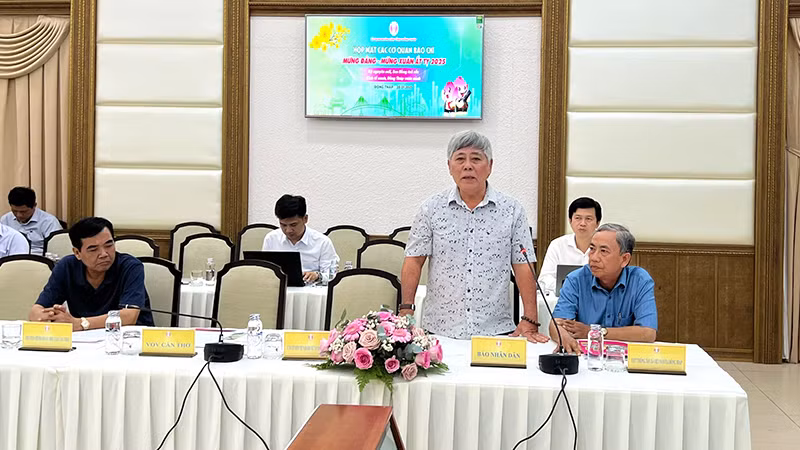 Nhà báo Dương Hồng Lâm, Phó Trưởng Cơ quan Thường trực Báo Nhân Dân tại Cần Thơ, phát biểu tại buổi họp mặt. (Ảnh: HỮU NGHĨA)