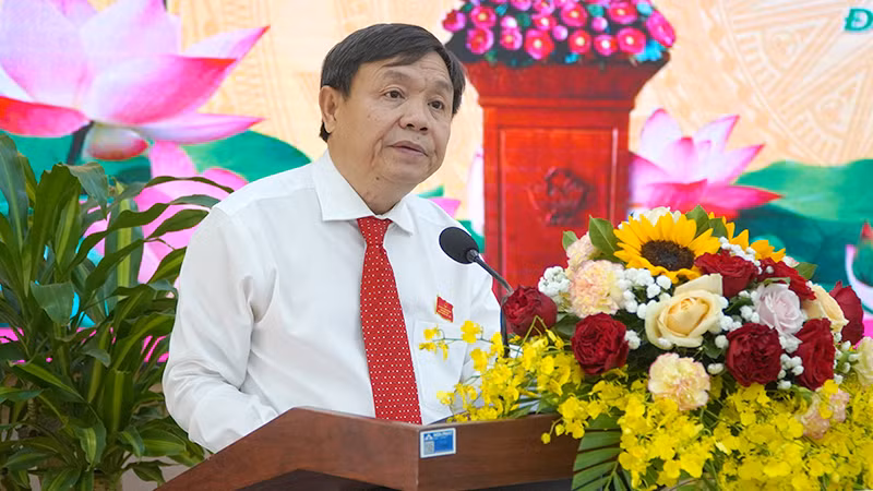 Chủ tịch Hội đồng nhân dân tỉnh Đồng Tháp Phan Văn Thắng phát biểu bế mạc kỳ họp. (Ảnh: HỮU NGHĨA) Chủ tịch Hội đồng nhân dân tỉnh Đồng Tháp Phan Văn Thắng phát biểu bế mạc kỳ họp. (Ảnh: HỮU NGHĨA)