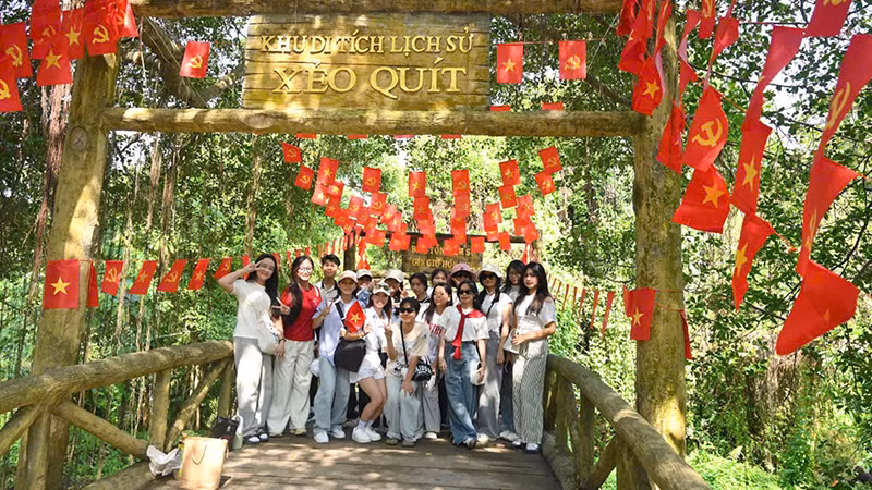 Du khách chụp ảnh lưu niệm tại lối vào khu rừng tràm Xẻo Quít. (Ảnh: HỮU NGHĨA) Du khách chụp ảnh lưu niệm tại lối vào khu rừng tràm Xẻo Quít. (Ảnh: HỮU NGHĨA)