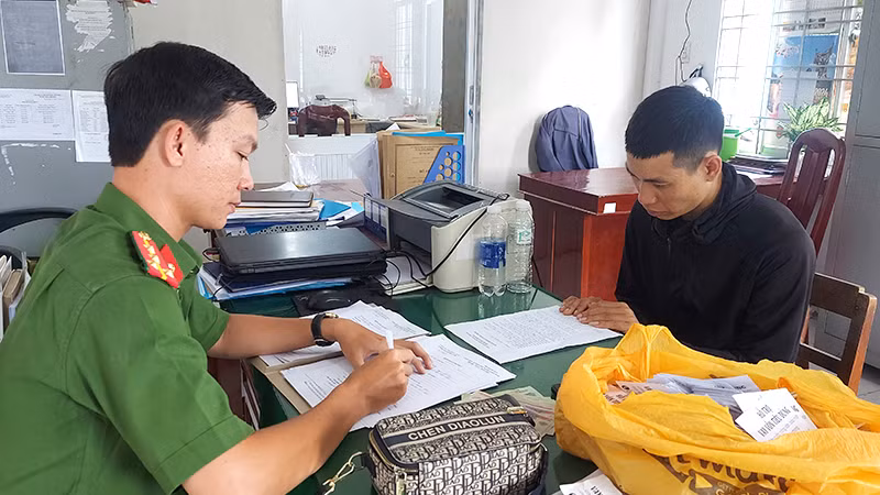 Lê Hữu Quyết tại cơ quan công an. (Ảnh: Công an Đồng Tháp)