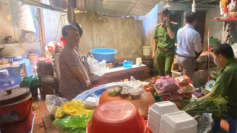 Tổ công tác tiến hành kiểm tra hiện trường và lập biên bản vụ việc. (Ảnh: Công an cung cấp) Tổ công tác tiến hành kiểm tra hiện trường và lập biên bản vụ việc. (Ảnh: Công an cung cấp)