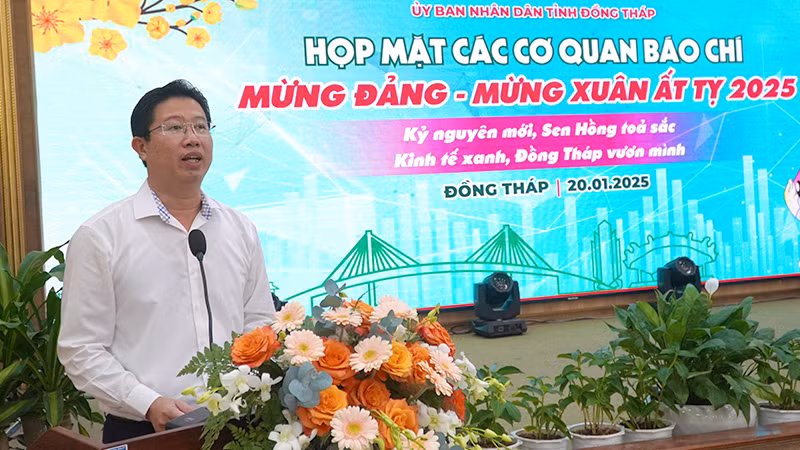 Phó Chủ tịch Ủy ban nhân dân tỉnh Đồng Tháp Huỳnh Minh Tuấn phát biểu tại buổi họp mặt. (Ảnh: HỮU NGHĨA)