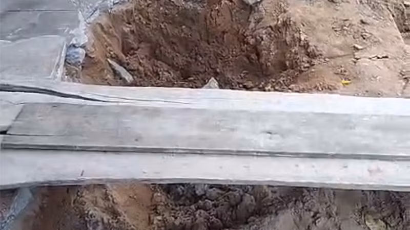 Một đoạn vỉa hè được đào khá sâu, nguy hiểm cho người đi đường. Một đoạn vỉa hè được đào khá sâu, nguy hiểm cho người đi đường.