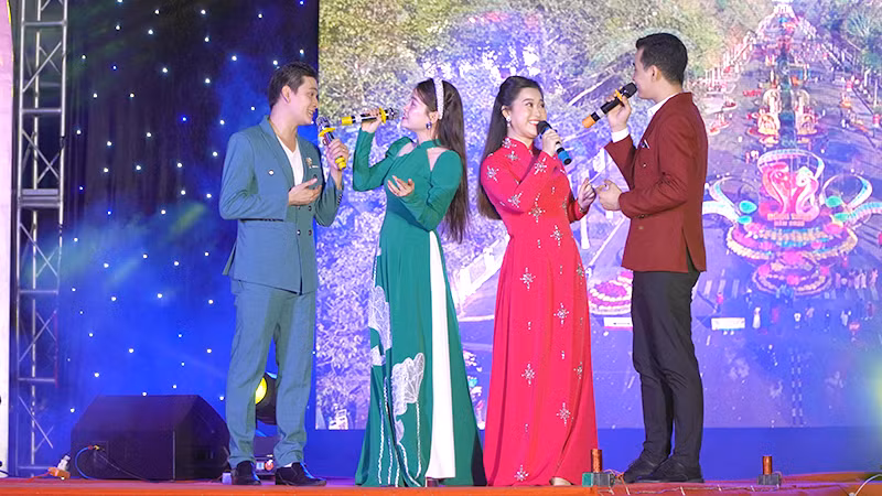 Biểu diễn tiết mục Liên khúc các điệu lý về thơ tại đêm thơ. (Ảnh: HỮU NGHĨA)