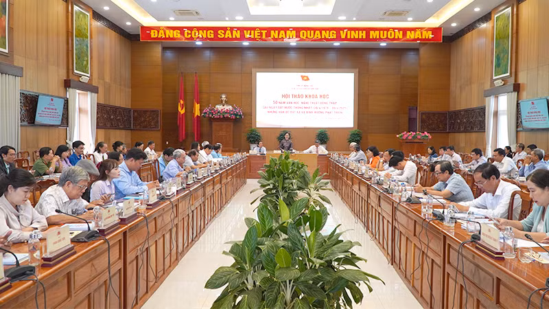 Trưởng Ban Tuyên giáo và Dân vận Tỉnh ủy Đồng Tháp Nguyễn Thị Kim Tuyến phát biểu tổng luận tại hội thảo. (Ảnh: HỮU NGHĨA)