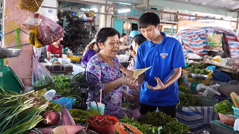 Đoàn viên phường 1, thành phố Cao Lãnh tuyên truyền về bảo mật, an toàn thông tin trên mạng Internet cho tiểu thương chợ Mỹ Ngãi, phường 1, thành phố Cao Lãnh. (Ảnh: HỮU NGHĨA)