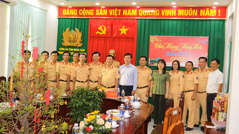 Ủy viên Trung ương Đảng, Bí thư Tỉnh ủy Đồng Tháp Lê Quốc Phong và Đại tá Võ Thị Hoài Ngọc, Phó Giám đốc Công an tỉnh Đồng Tháp, chụp ảnh lưu niệm cùng Phòng Cảnh sát giao thông Công an tỉnh. (Ảnh: PHƯỚC THANH)