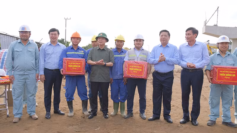 Phó Thủ tướng Trần Hồng Hà tặng quà lực lượng thi công dự án thành phần 1, cao tốc Cao Lãnh-An Hữu. (Ảnh: HỮU NGHĨA) Phó Thủ tướng Trần Hồng Hà tặng quà lực lượng thi công dự án thành phần 1, cao tốc Cao Lãnh-An Hữu. (Ảnh: HỮU NGHĨA)