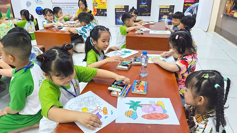 Thiếu nhi vẽ tranh tại Thư viện tỉnh Đồng Tháp.