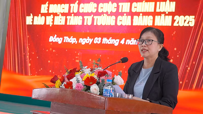 Trưởng Ban Tuyên giáo và Dân vận Tỉnh ủy Đồng Tháp Nguyễn Thị Kim Tuyến phát động Cuộc thi chính luận về bảo vệ nền tảng tư tưởng của Đảng năm 2025. (Ảnh: HỮU NGHĨA)