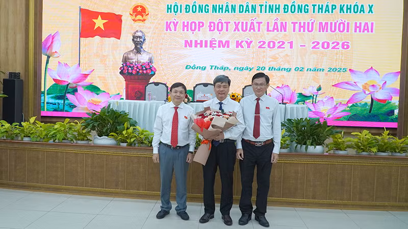 Lãnh đạo Hội đồng nhân dân tỉnh tặng hoa chúc mừng tân Phó Chủ tịch Hội đồng nhân dân tỉnh Đồng Tháp Phạm Văn Chuẩn. (Ảnh: HỮU NGHĨA)