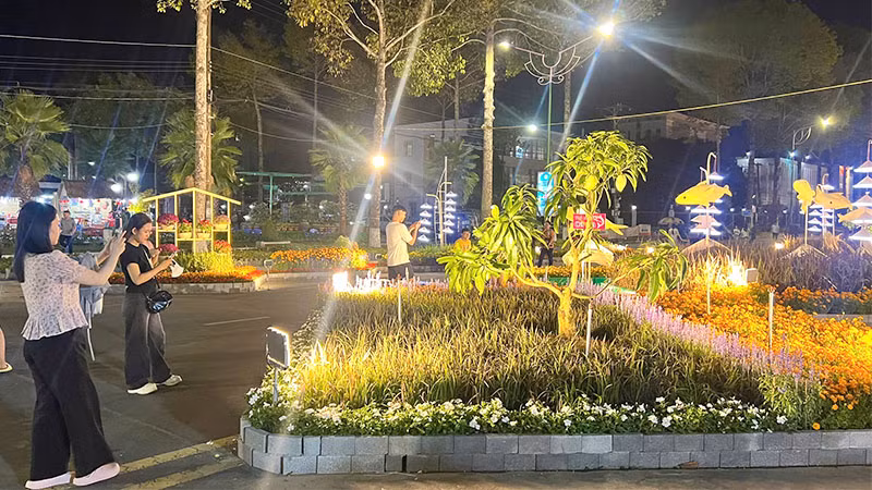 Du khách tham quan, chụp ảnh đường hoa ngay sau lễ khai mạc.