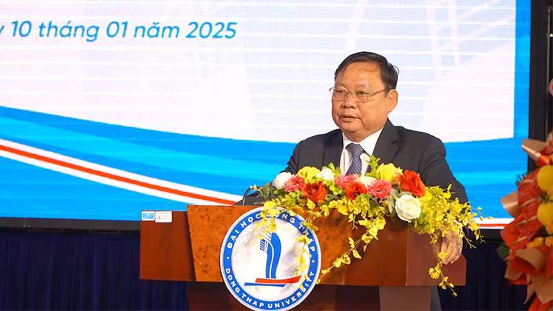 Phó Giáo sư, Tiến sĩ Hồ Văn Thống, Hiệu trưởng Trường đại học Đồng Tháp phát biểu tại buổi họp mặt. (Ảnh: HỮU NGHĨA)