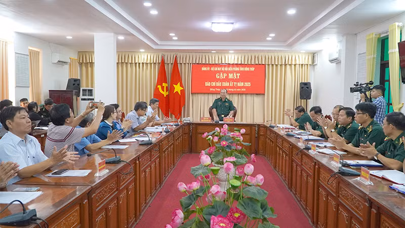 Đại tá Nguyễn Văn Minh, Chính ủy Bộ đội Biên phòng tỉnh Đồng Tháp, phát biểu tại buổi gặp mặt. (Ảnh: HỮU NGHĨA)