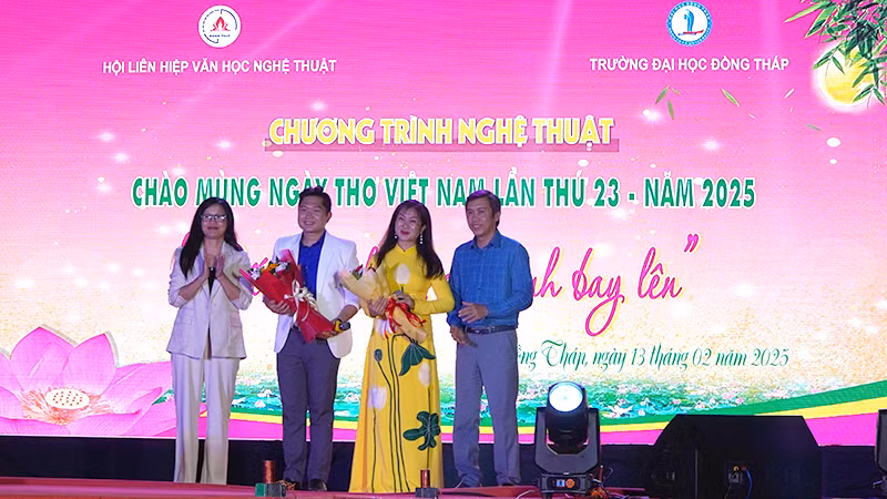 Tác giả thơ Nguyễn Thị Kim Tuyến và lãnh đạo Trường đại học Đồng Tháp tặng hoa cho nghệ sĩ trình bày tại đêm thơ. (Ảnh: HỮU NGHĨA) Tác giả thơ Nguyễn Thị Kim Tuyến và lãnh đạo Trường đại học Đồng Tháp tặng hoa cho nghệ sĩ trình bày tại đêm thơ. (Ảnh: HỮU NGHĨA)