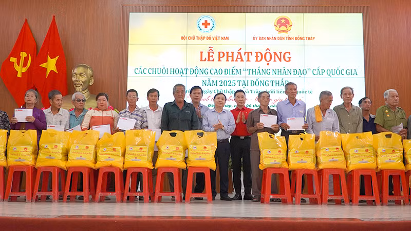 Đại diện 20 hộ gia đình chính sách có hoàn cảnh khó khăn ở huyện Tân Hồng nhận quà với mỗi suất 2 triệu đồng tiền mặt. (Ảnh: HỮU NGHĨA)
