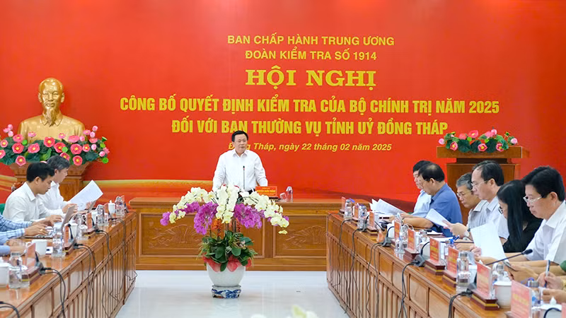 Đồng chí Nguyễn Xuân Thắng, Ủy viên Bộ Chính trị, Giám đốc Học viện Chính trị quốc gia Hồ Chí Minh, Chủ tịch Hội đồng Lý luận Trung ương, phát biểu tại hội nghị. (Ảnh: N.H)