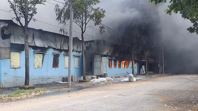 Do gió lớn, đám cháy bùng phát mạnh.