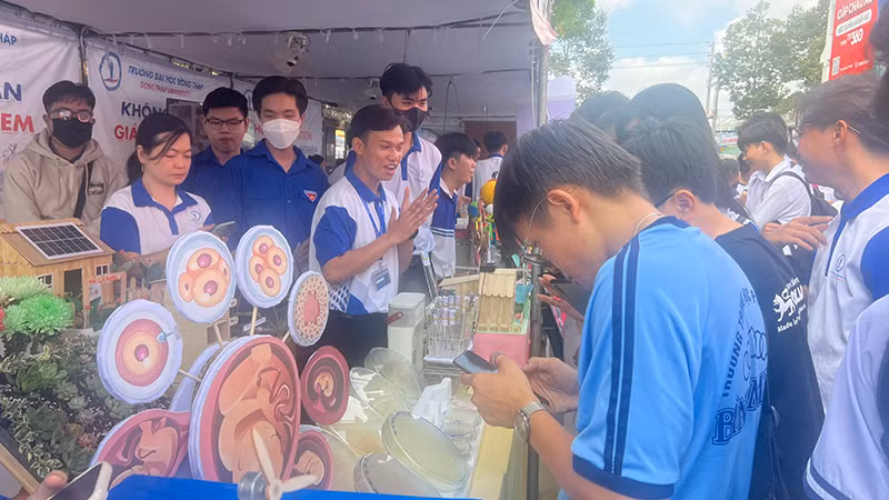 Học sinh tìm hiểu các thông tin tại một không gian giáo dục ngày hội. (Ảnh: HỮU NGHĨA) Học sinh tìm hiểu các thông tin tại một không gian giáo dục ngày hội. (Ảnh: HỮU NGHĨA)