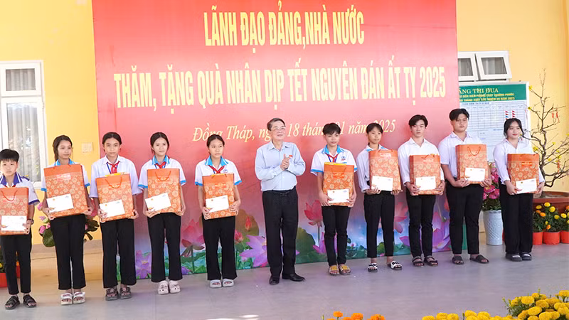 Phó Chủ tịch Quốc hội Nguyễn Đức Hải trao quà cho “Con nuôi đồn Biên phòng” Cửa khẩu quốc tế Thường Phước.