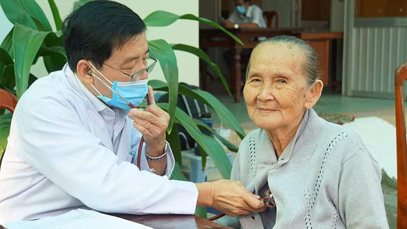 Đoàn y, bác sĩ ngành y tế Đồng Tháp khám bệnh cho người dân xã Thanh Mỹ. (Ảnh: HOÀNG KHA) Đoàn y, bác sĩ ngành y tế Đồng Tháp khám bệnh cho người dân xã Thanh Mỹ. (Ảnh: HOÀNG KHA)