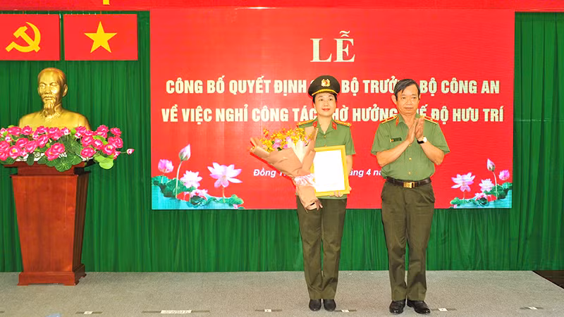 Thiếu tướng Huỳnh Văn Hải, Phó Cục trưởng Cục Tổ chức cán bộ trao quyết định của Bộ trưởng Công an cho Đại tá Võ Thị Hoài Ngọc. (Ảnh: Công an cung cấp) Thiếu tướng Huỳnh Văn Hải, Phó Cục trưởng Cục Tổ chức cán bộ trao quyết định của Bộ trưởng Công an cho Đại tá Võ Thị Hoài Ngọc. (Ảnh: Công an cung cấp)