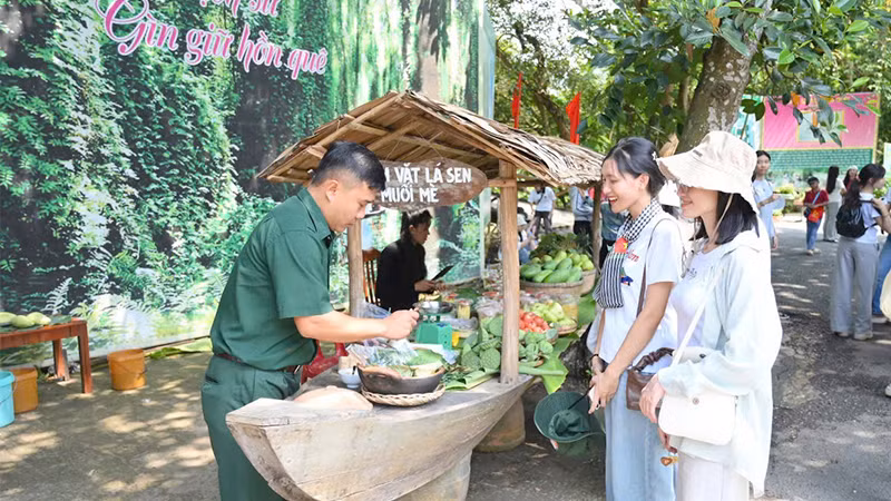 Du khách trải nghiệm món ăn đồng quê. (Ảnh: HỮU NGHĨA) Du khách trải nghiệm món ăn đồng quê. (Ảnh: HỮU NGHĨA)