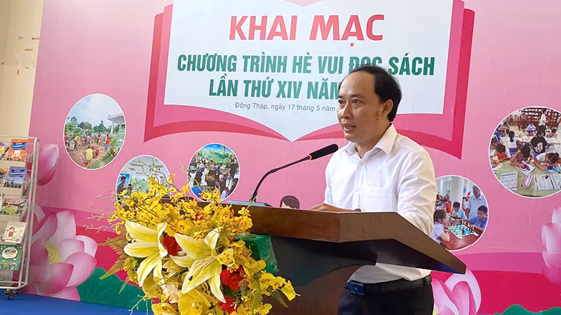 Giám đốc Thư viện tỉnh Đồng Tháp Đặng Nhật Quang phát biểu tại buổi khai mạc. Giám đốc Thư viện tỉnh Đồng Tháp Đặng Nhật Quang phát biểu tại buổi khai mạc.